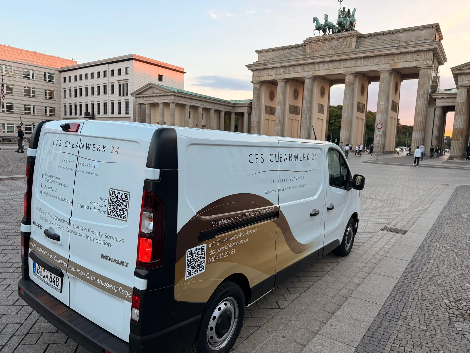 CFS Cleanwerk24 Facility Services company car in front of the Brandenburg Gate in Berlin