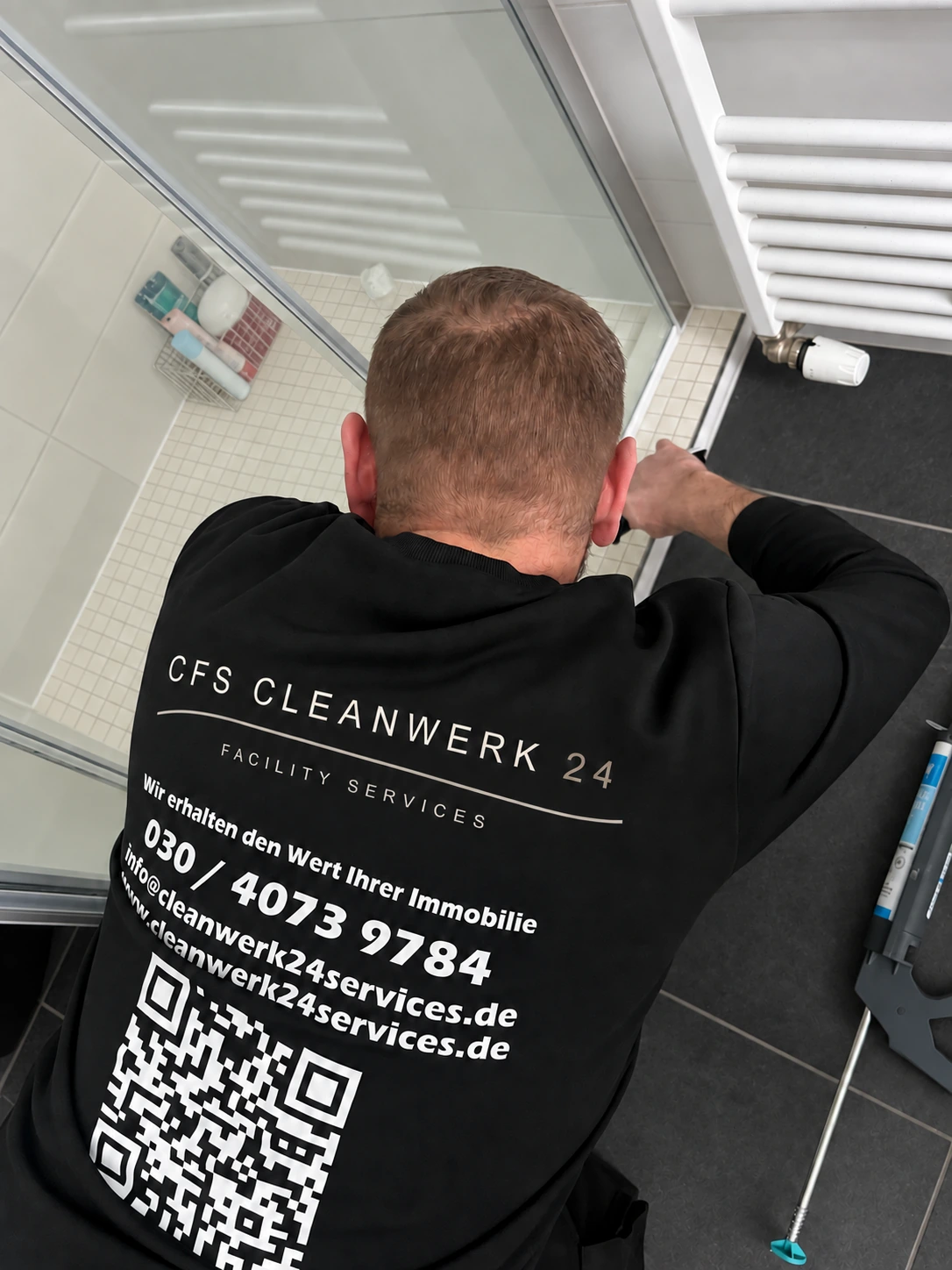 Mitarbeiter von CFS Cleanwerk24 Facility Services bei Arbeiten im Sanitärbereich