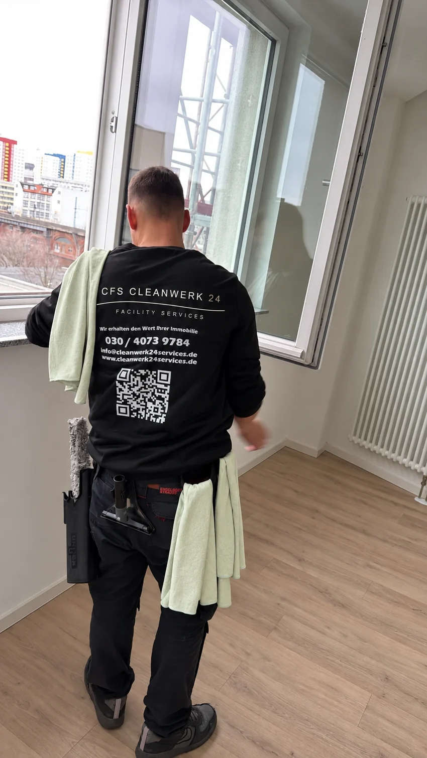 Mitarbeiter von CFS Cleanwerk24 Facility Services bei der Fensterreinigung