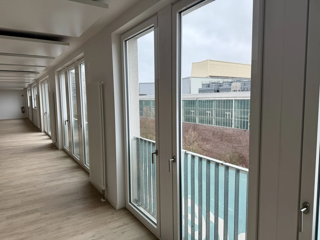 Weitere Ansicht der Fenster- und Bodenflächen desselben Gewerbeobjekts