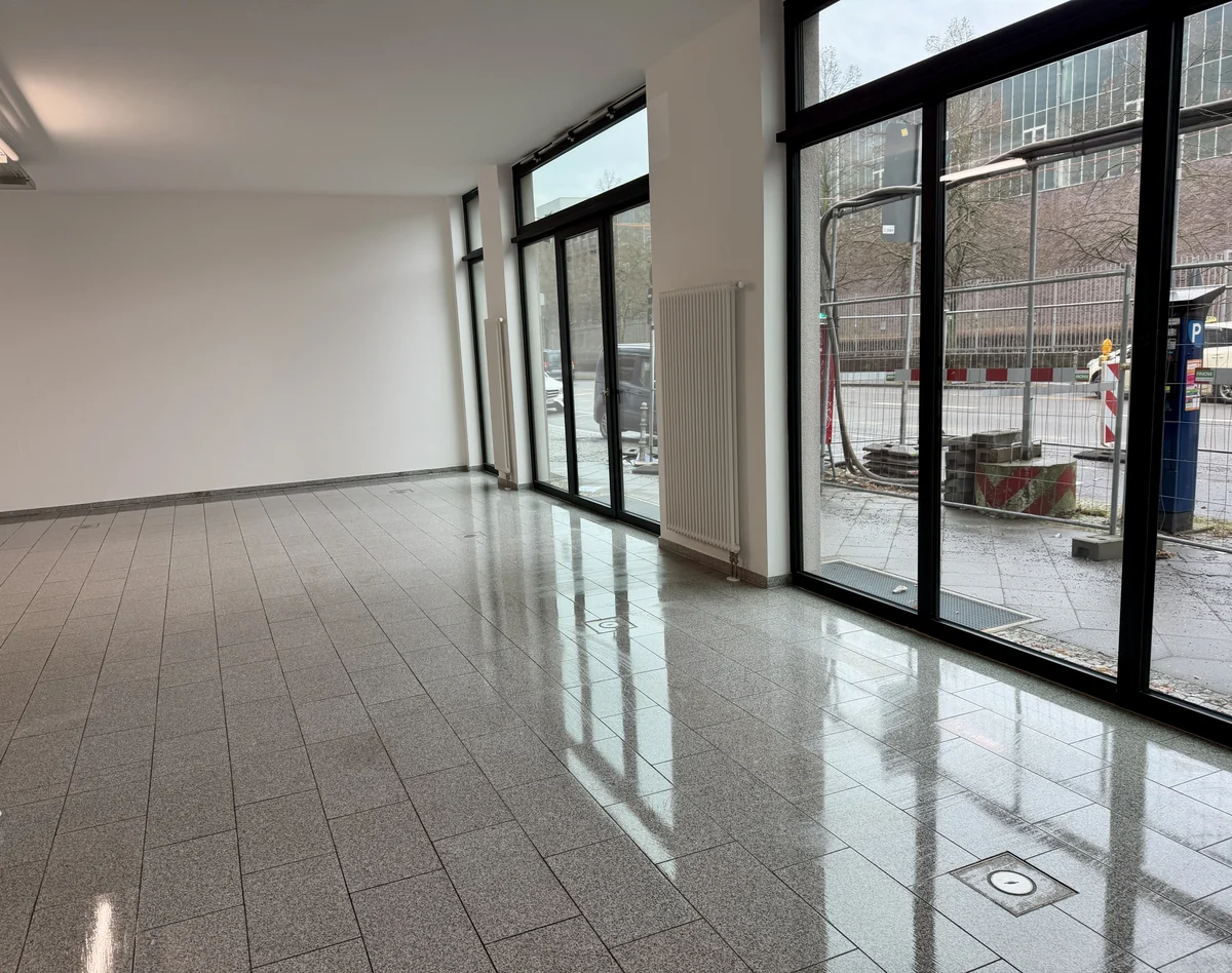 Gewerbeeinheit in Berlin-Mitte mit gereinigten Bodenflächen und Glasfront
